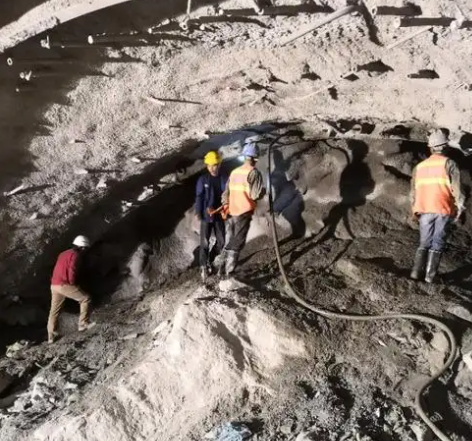 定日拱顶带模注浆料的施工流程及注意事项